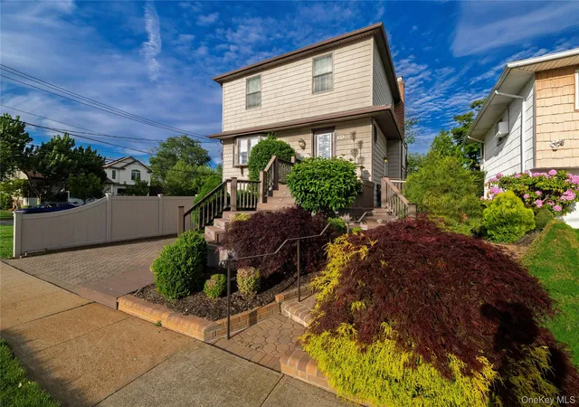Photo 4 of Sale Pending at 2575 Bayview Ave, Hempstead, NY 11793 | MLS# 1004925 | Listing updated on 2026-08-01