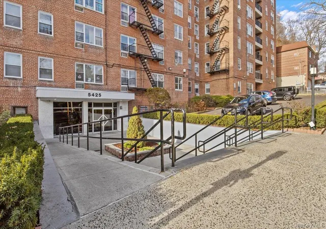 3rd image of 5425 Valles Ave, New York, NY 10471