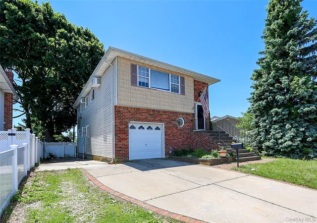 Photo 2 of Sale Pending at 4 Patricia Ct, Bethpage, NY 11714 | MLS# 1004936 | Listing updated on 2026-06-19