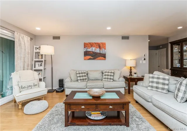 3rd image of 33 Heritage Hls, Somers, NY 10589
