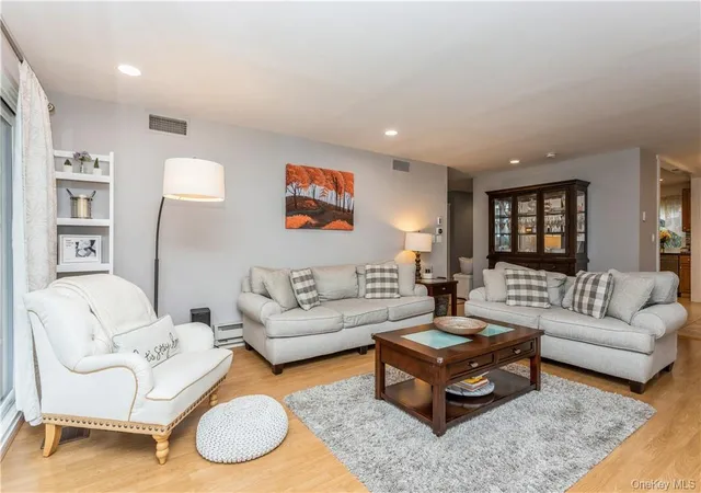 4th image of 33 Heritage Hls, Somers, NY 10589