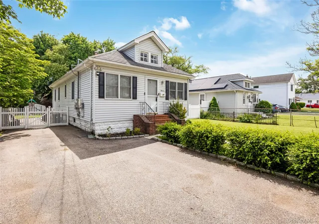 3rd image of 11 Locust Ave E, Babylon, NY 11735 | MLS# 1004990