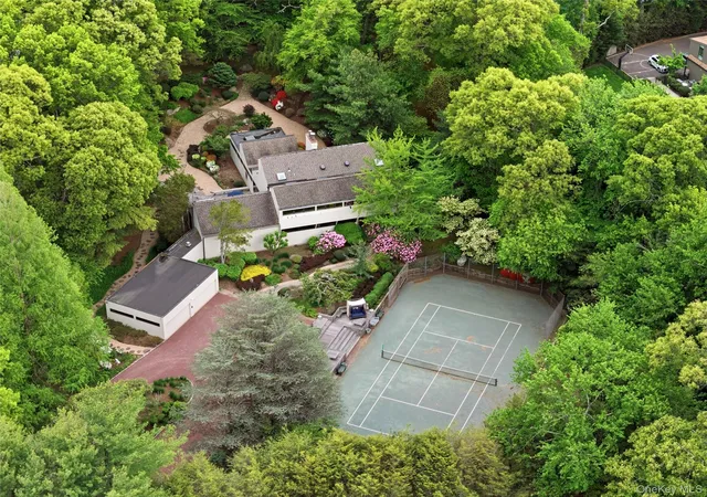 Photo 1 of Sale Pending at 6 Deepwood Ct, Oyster Bay, NY 11568 | MLS# 1005030 | Listing updated on 2026-09-16