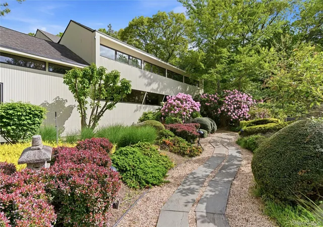 Photo 2 of Sale Pending at 6 Deepwood Ct, Oyster Bay, NY 11568 | MLS# 1005030 | Listing updated on 2026-09-16