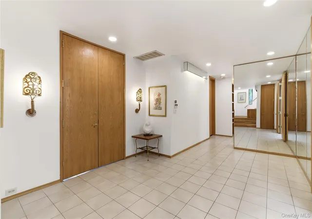 Photo 4 of Sale Pending at 6 Deepwood Ct, Oyster Bay, NY 11568 | MLS# 1005030 | Listing updated on 2026-09-16