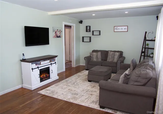 3rd image of 31 Saint Joseph Ave, Ronkonkoma, NY 11779 | MLS# 1005097