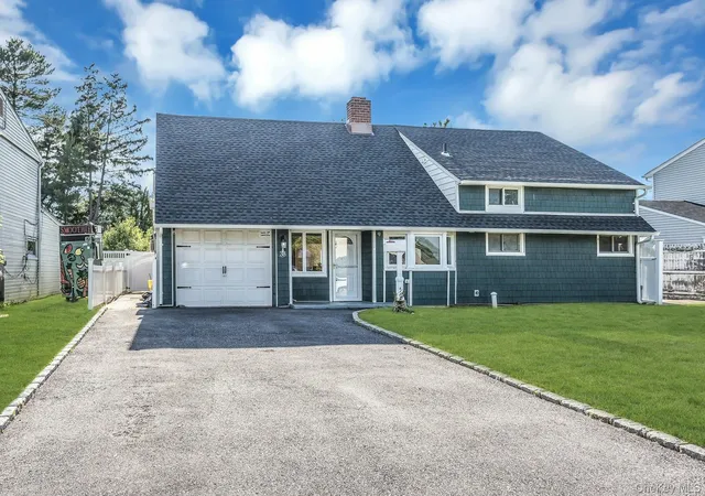Photo 2 of Single family home for sale at 38 Fireplace Ln, Hicksville, NY 11801 | MLS# 1005114 | Listing updated on 2026-10-03