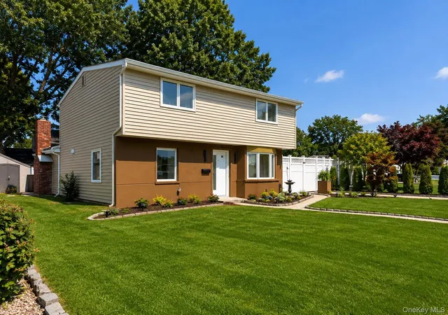Photo 3 of Sale Pending at 40 Buttercup Ln, Hempstead, NY 11756 | MLS# 1005218 | Listing updated on 2026-09-01