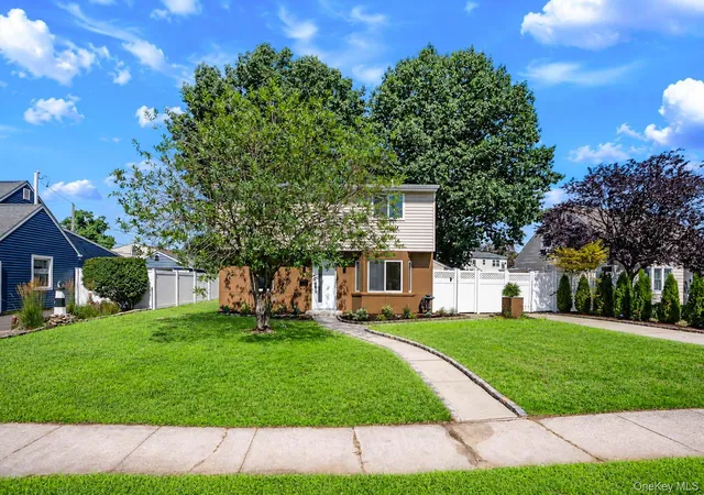Photo 4 of Sale Pending at 40 Buttercup Ln, Hempstead, NY 11756 | MLS# 1005218 | Listing updated on 2026-09-01
