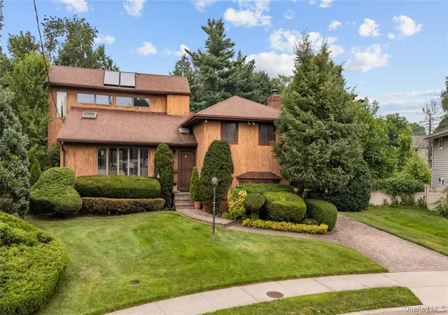 Photo 2 of Sale Pending at 65 Elmtree Ln, Oyster Bay, NY 11753 | MLS# 1005220 | Listing updated on 2026-09-04
