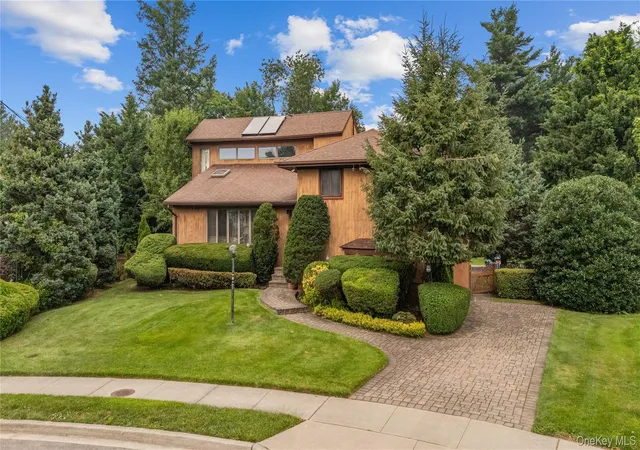 Photo 3 of Sale Pending at 65 Elmtree Ln, Oyster Bay, NY 11753 | MLS# 1005220 | Listing updated on 2026-09-04