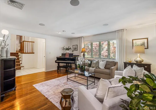 4th image of 21 Lydia Ln, Garden City, NY 11530 | MLS# 1005227