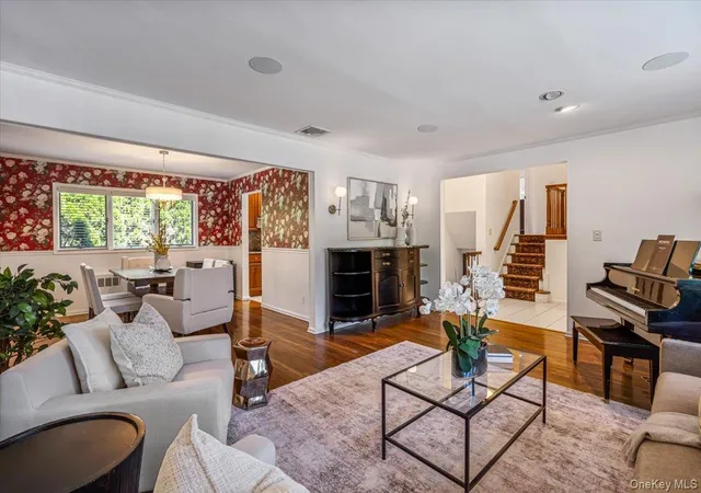 5th image of 21 Lydia Ln, Garden City, NY 11530 | MLS# 1005227