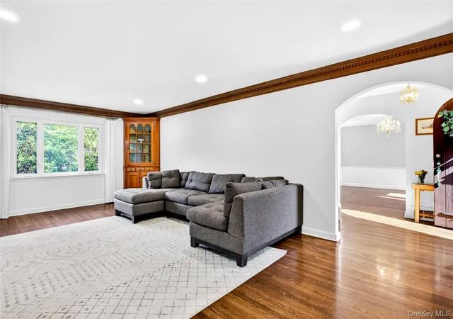 4th image of 142 Mill Spring Rd, North Hempstead, NY 11030 | MLS# 1005432