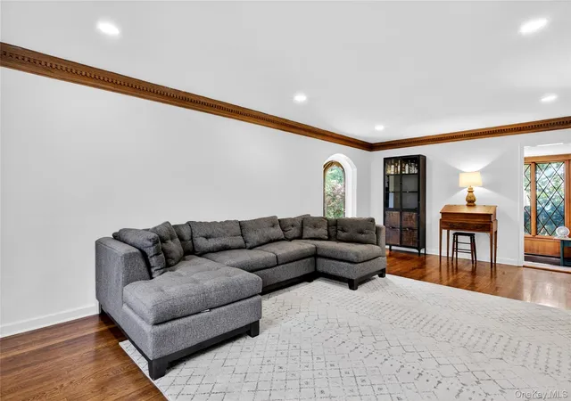 5th image of 142 Mill Spring Rd, North Hempstead, NY 11030 | MLS# 1005432