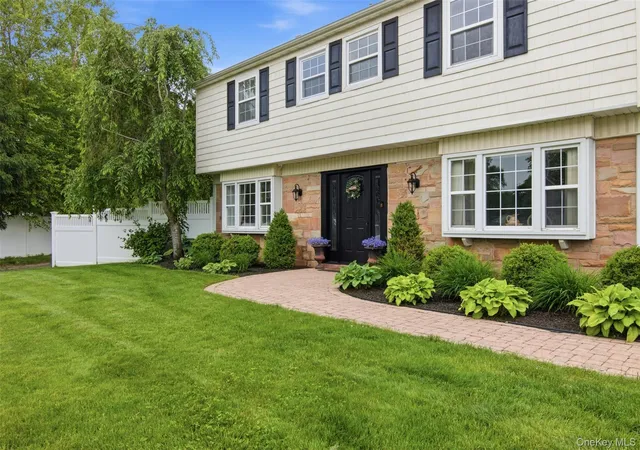 2nd image of 4 Blackwell Ct, Brookhaven, NY 11790 | MLS# 1005462