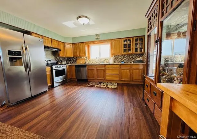 Photo 4 of Sale Pending at 10 Schley Ave, Babylon, NY 11757 | MLS# 1005494 | Listing updated on 2026-09-03