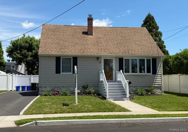 Homes for sale in Babylon, NY | 49 Mortimer Ave, Babylon, NY 11702 | MLS# 1005515