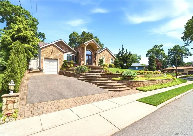Photo 2 of Sale Pending at 9 Robert Cir, Syosset, NY 11791 | MLS# 1005605 | Listing updated on 2026-06-15