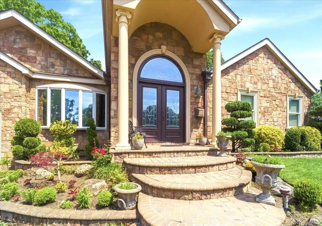 Photo 3 of Sale Pending at 9 Robert Cir, Syosset, NY 11791 | MLS# 1005605 | Listing updated on 2026-06-15