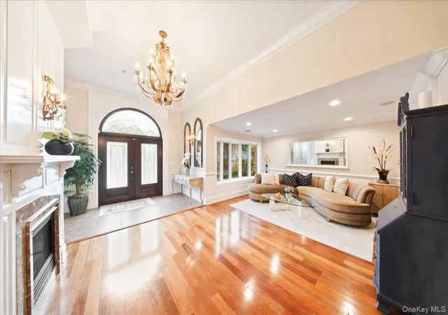 Photo 3 of Sale Pending at 9 Robert Cir, Syosset, NY 11791 | MLS# 1005605 | Listing updated on 2026-06-15