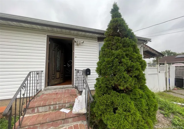 Homes for sale in Babylon, NY | 3 Surrey Dr, Babylon, NY 11701 | MLS# 1005618
