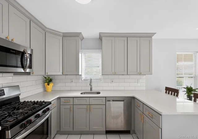 3rd image of 1 Summerfield Cir, Central Islip, NY 11722 | MLS# 1005670