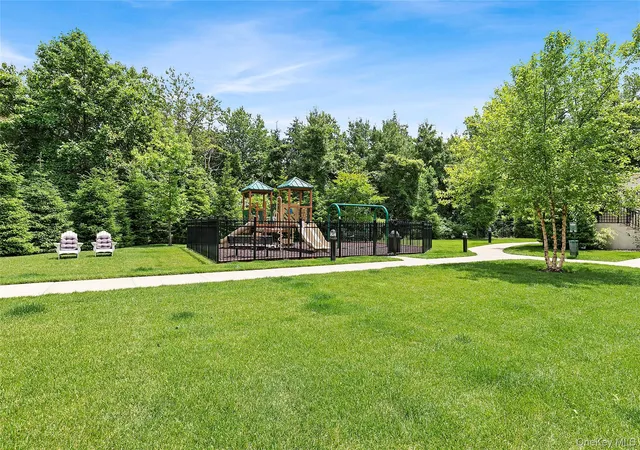 2nd image of 5000 Royal Ct, New Hyde Park, NY 11040
