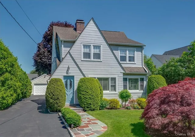 Photo 2 of Sale Pending at 367 Old Mamaroneck Rd, White Plains, NY 10605 | MLS# 1005795 | Listing updated on 2026-07-07