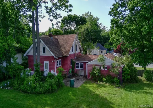 2nd image of 22 Oakland Ave, Brookhaven, NY 11776 | MLS# 1005876