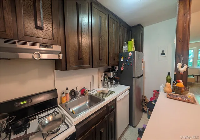 3rd image of 30 Pearsall Ave N, Glen Cove, NY 11542