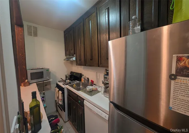 4th image of 30 Pearsall Ave N, Glen Cove, NY 11542