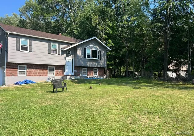 Photo 3 of Single family home for sale at 158 Sycamore Dr, New Windsor, NY 12553 | MLS# 1005897 | Listing updated on 2026-07-16