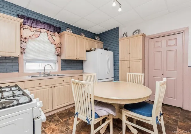 Photo 3 of Sale Pending at 51 Tower Pl, Yonkers, NY 10703 | MLS# 1005931 | Listing updated on 2026-08-07