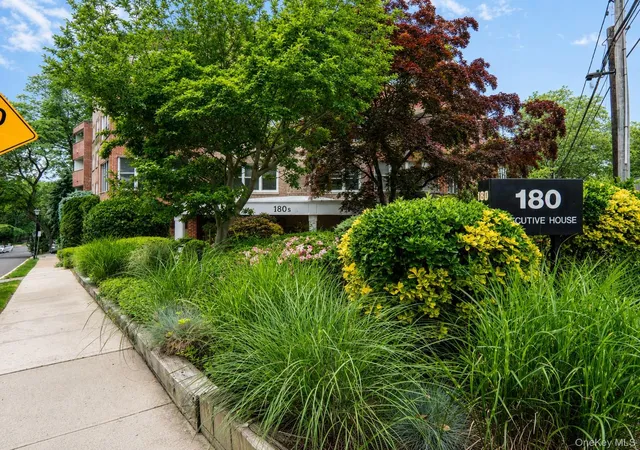 Homes for sale in North Hempstead, NY | 180 S Middle Neck Road, North Hempstead, NY 11021 | Houzeo