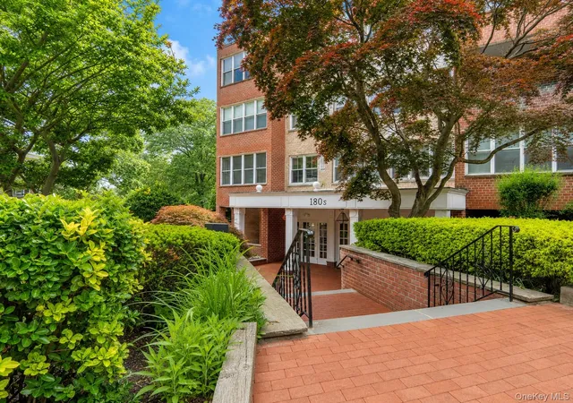 Homes for sale in North Hempstead, NY | 180 S Middle Neck Rd #1N, North Hempstead, NY 11021 | MLS# 1005961