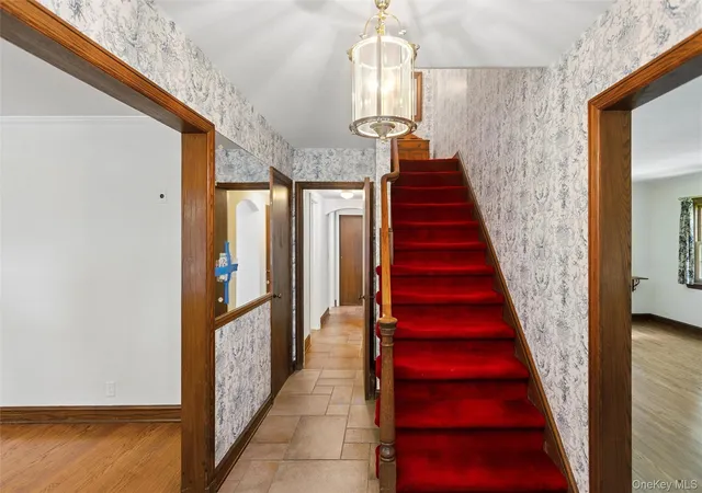Photo 3 of Sale Pending at 621 Oxford St, Westbury, NY 11590 | MLS# 1006017 | Listing updated on 2026-06-23