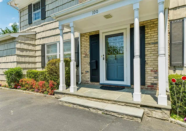 Photo 4 of Sale Pending at 100 Hewlett Neck Rd, Woodmere, NY 11598 | MLS# 1006074 | Listing updated on 2026-06-17
