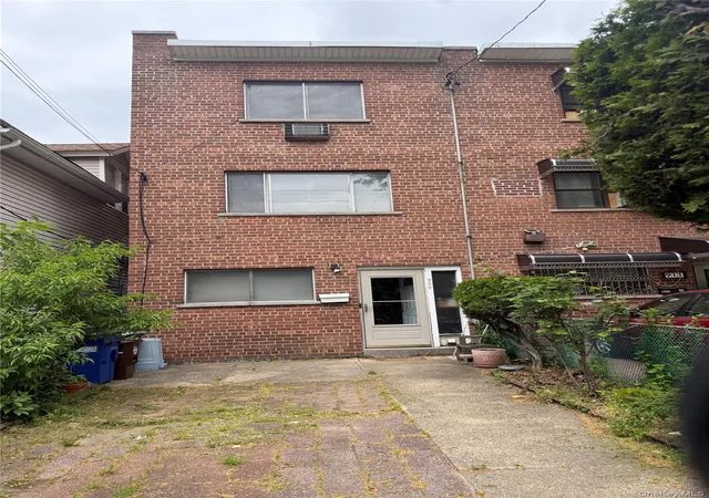 Photo 2 of Sale Pending at 909 Burke Ave, Bronx, NY 10469 | MLS# 1006084 | Listing updated on 2026-08-11