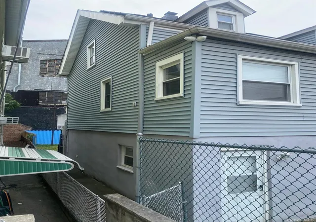 Photo 3 of Single family home for sale at 8 Morris Pl, Yonkers, NY 10705 | MLS# 1006090 | Listing updated on 2026-06-13
