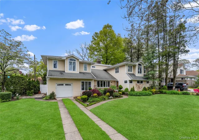 Photo 3 of Sale Pending at 565 Mohawk Rd, Hempstead, NY 11552 | MLS# 1006099 | Listing updated on 2026-09-01