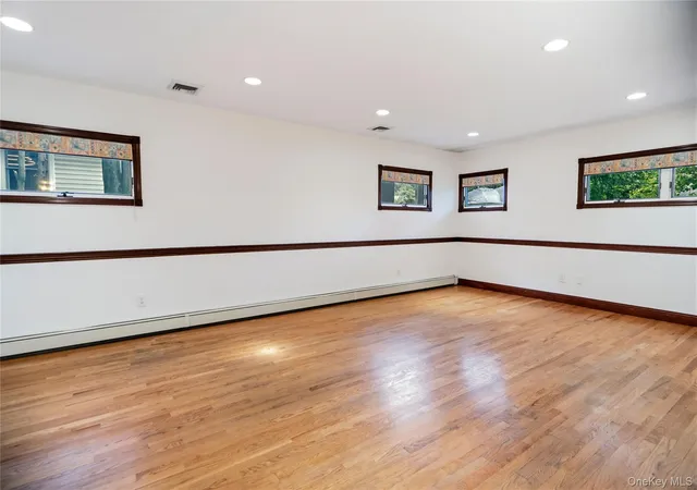 Photo 4 of Sale Pending at 565 Mohawk Rd, Hempstead, NY 11552 | MLS# 1006099 | Listing updated on 2026-09-01