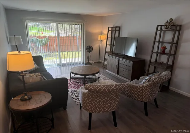 4th image of 10 Bronxville Glen Dr #1, Yonkers, NY 10708 | MLS# 1006141