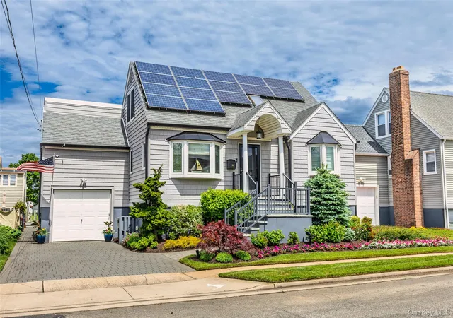 2nd image of 650 S 9th St, Lindenhurst, NY 11757 | MLS# 1006172
