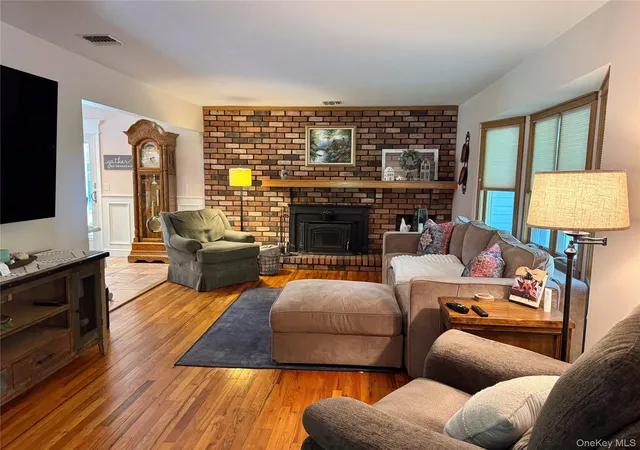 3rd image of 8 Donnatella Ln, Nesconset, NY 11767 | MLS# 1006272