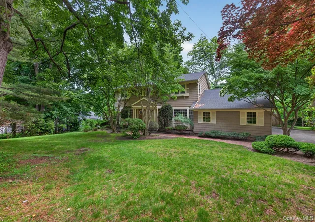 3rd image of 19 Seward Dr, Woodbury, NY 11797 | MLS# 1006370