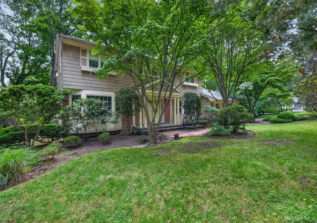 36th image of 19 Seward Dr, Woodbury, NY 11797 | MLS# 1006370