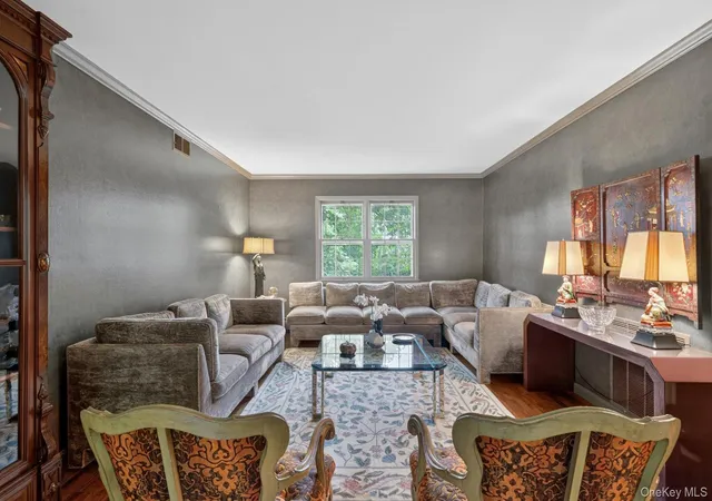 5th image of 19 Seward Dr, Woodbury, NY 11797 | MLS# 1006370