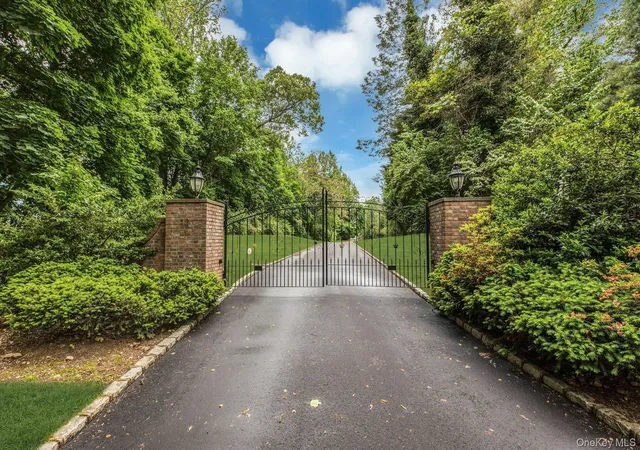 Photo 4 of Single family home for sale at 12 Saddle Ridge Rd, North Hempstead, NY 11568 | MLS# 1006411 | Listing updated on 2026-08-28