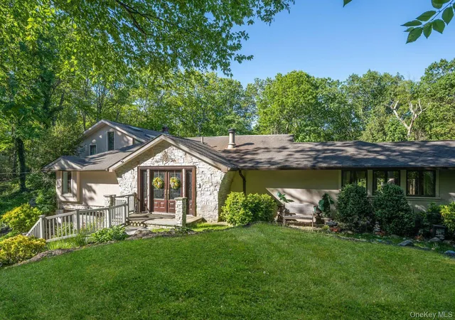 Photo 1 of Sale Pending at 121 Laurel Ln, Oyster Bay, NY 11791 | MLS# 1006519 | Listing updated on 2026-08-01